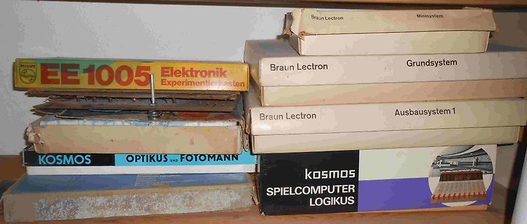 Stapel alter Elektronik-Experimentierkästen von Kosmos und Braun