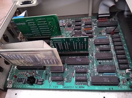 Innenansicht einer Apple II Computer-Hauptplatine mit Erweiterungskarten