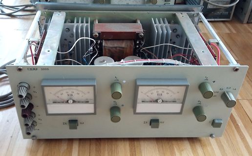 Geöffnetes Labornetzteil mit Analoganzeigen