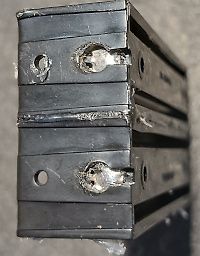 Nahaufnahme von schwarzen Kunststoffgehäusen mit Metallbefestigungen