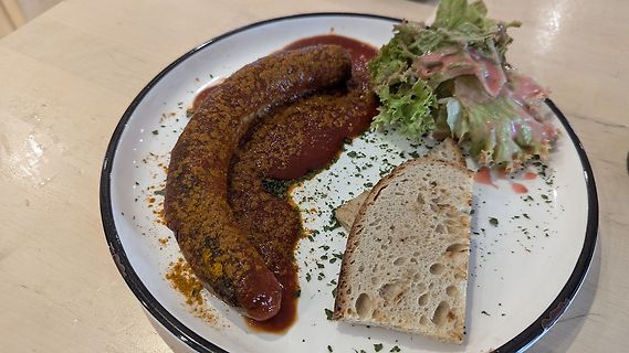 Currywurst mit Brot und Salat