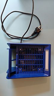 Blaues Netzteil mit Lüfter und Netzkabel