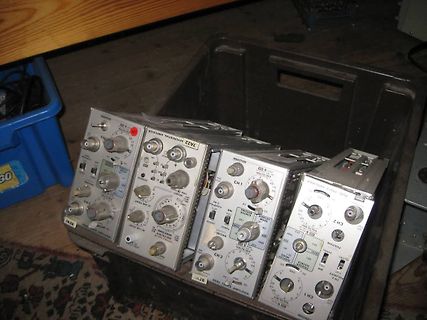 Mehrere 7A22 Differential Amplifier Module in einem Koffer