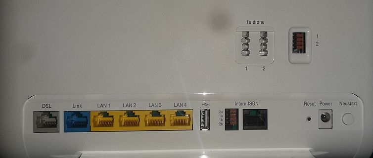 Rückseite eines Routers mit Anschlüssen