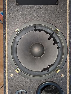 Lautsprecherchassis mit Kleberesten auf der Membran
