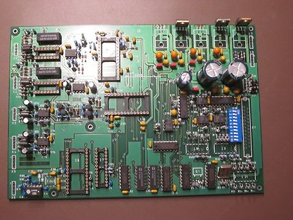 Bestückte grüne Leiterplatte mit elektronischen Bauteilen