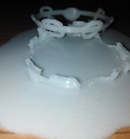 3D-gedrucktes weißes Objekt auf Untergrund