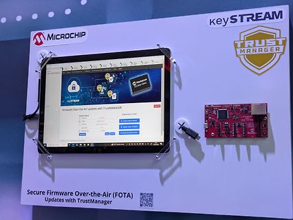 Microchip Trust Manager Demo mit Tablet und Entwicklungsboard