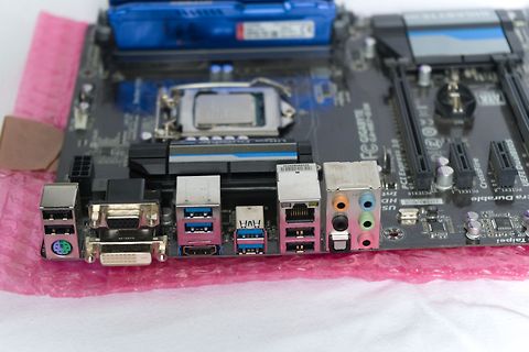 Computer Mainboard mit Anschlüssen und CPU-Sockel