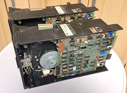 Innenansicht von zwei Elektronikmodulen mit Leiterplatten