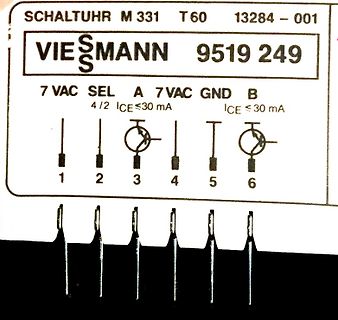 Aufkleber mit Anschlussbelegung einer Viessmann Schaltuhr