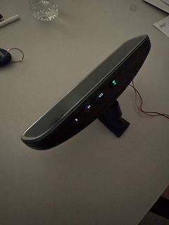 Elektronikgerät mit Status-LEDs auf einem Tisch