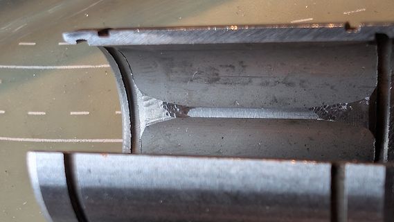 Nahaufnahme eines metallischen Bauteils oder einer Bohrung