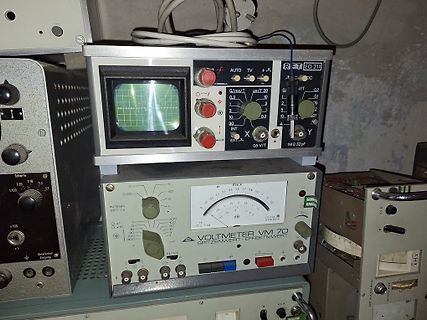 Alte Messgeräte, Oszilloskop und Voltmeter