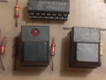 Elektronikbauteile wie IC, Widerstände und Schalter