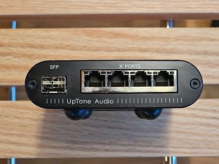 Rückseite eines Netzwerkgeräts von UpTone Audio
