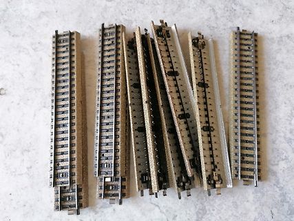 Modellbahnschienen auf Untergrund