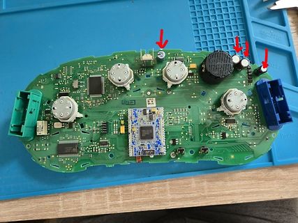 Leiterplatte mit Potentiometern und elektronischen Bauteilen