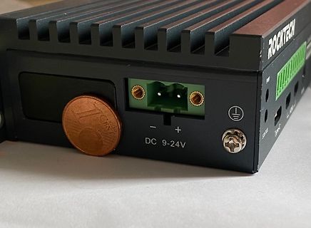 Anschlussseite eines Rocktech-Geräts mit 1-Cent-Münze zum Größenvergleich