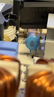 Makroaufnahme eines Elektrolytkondensators auf einer Leiterplatte