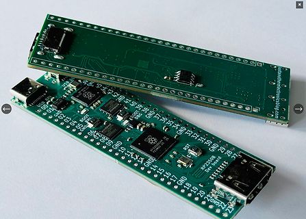 Zwei grüne Leiterplatten mit elektronischen Bauteilen