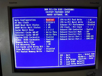 BIOS Chipset Features Setup Menü auf Monitor