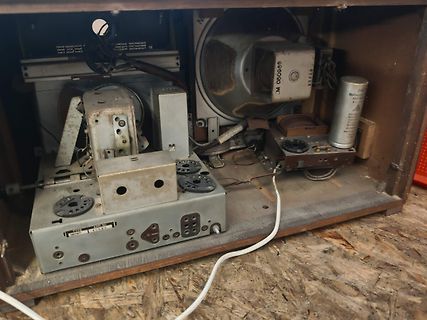 Innenansicht eines alten elektronischen Geräts
