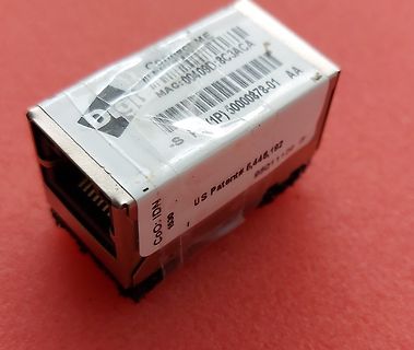 Netzwerkadapter mit Aufkleber und Barcode