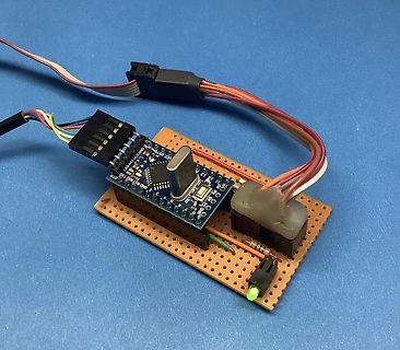 Aufbau mit Mikrocontroller-Board auf Lochrasterplatine