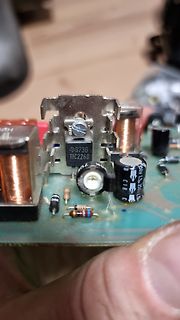 Nahaufnahme einer Leiterplatte mit elektronischen Bauteilen