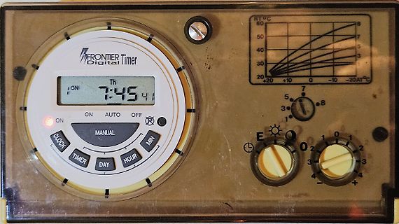 Digitaler Zeitschaltuhr-Timer mit Display und Reglern