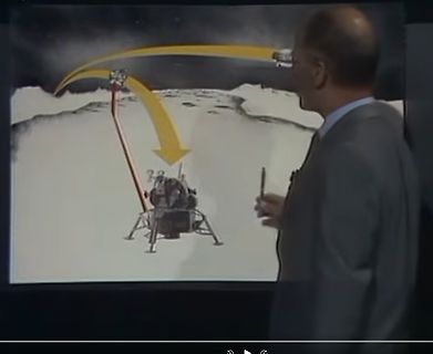 Mann zeigt auf Bildschirm mit Mondlandefähre