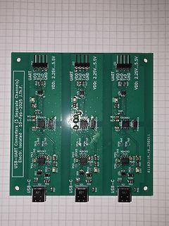 Drei identische USB-UART Konverter Module auf einer Leiterplatte