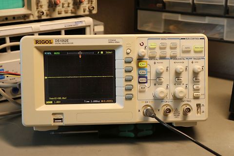 Rigol DS1052E Oszilloskop auf Werkstatt-Tisch