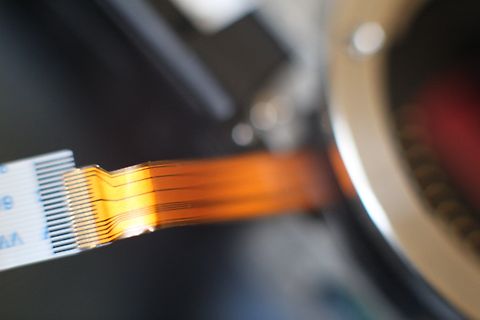 Flachbandkabel an elektronischem Bauteil