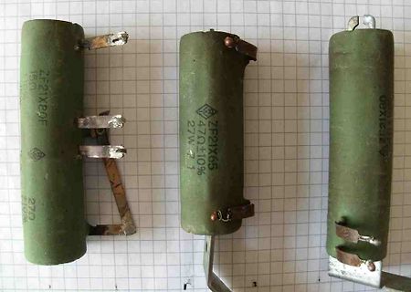 Drei grüne Drahtwiderstände auf Millimeterpapier
