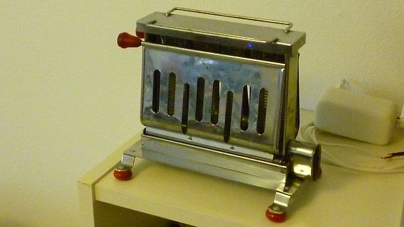 Metallisches Gerät mit roten Griffen