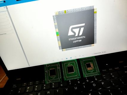 Abfotografierter Laptop-Bildschirm mit STM32F103VETX und Leiterplatten