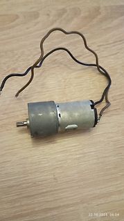 Elektromotor mit zwei Kabeln auf Holzuntergrund