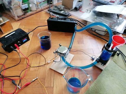 Experimenteller Aufbau mit Flüssigkeiten und elektrischen Komponenten