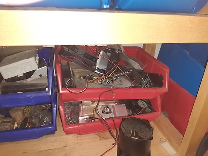 Elektronikbauteile und Kabel in Kunststoffboxen