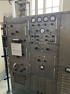 Alte Industrie-Elektronikschränke mit Analoganzeigen