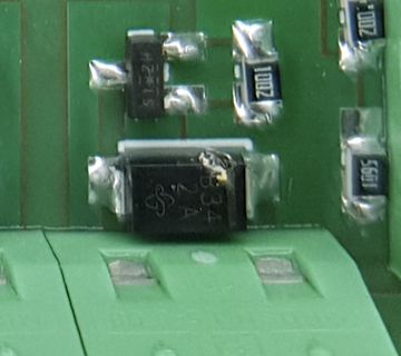 Nahaufnahme von SMD-Bauteilen auf einer Leiterplatte