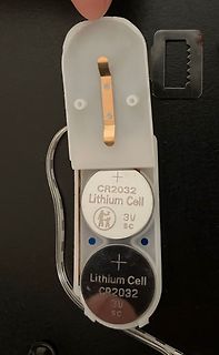 Batteriefach mit zwei CR2032 Lithium-Zellen