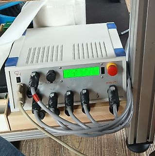 Steuerungseinheit für Motoren mit Display und Anschlüssen