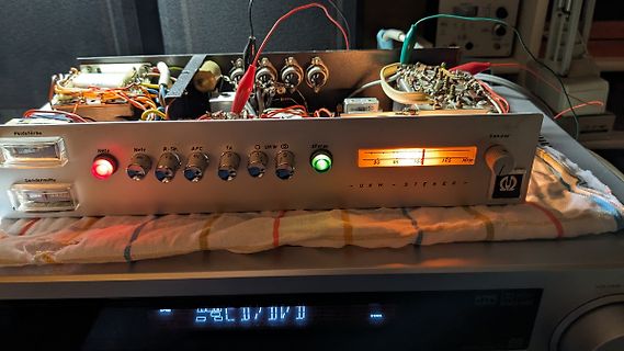 Vintage UKW-Stereo Empfänger mit offenem Gehäuse