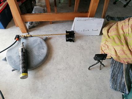 Versuchsaufbau mit Gasflasche und Messgerät