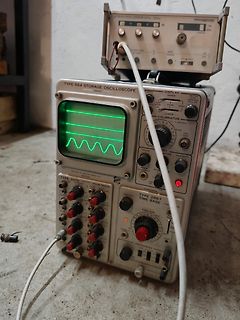 Oszilloskop und Signalgenerator auf Werkstattuntergrund