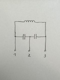 Handgezeichneter Schaltplan mit Spule und Kondensatoren