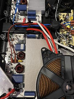Innenansicht eines Netzteils mit Leiterplatten und Bauteilen